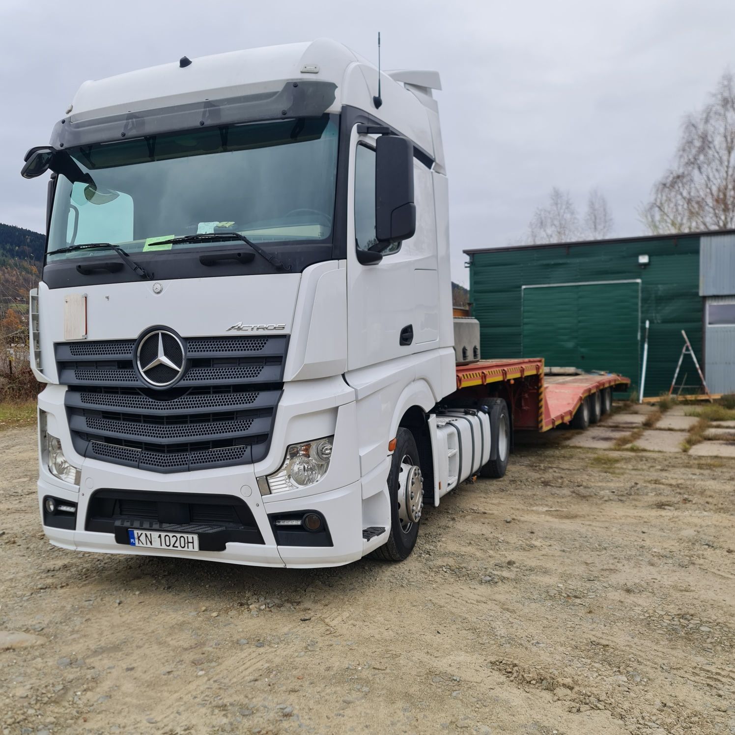 Transport Lawetą do przewozow maszyn i pojazdow. Pomoc drogowa.