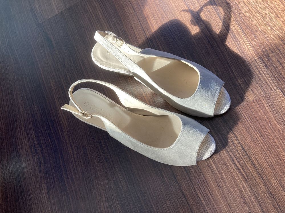 CCC buty na koturnie 39 beżowe