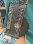Zabytkowy instrument strunowy Cytra, Mandolina