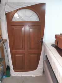 Drzwi wewnętrzne drewniane.