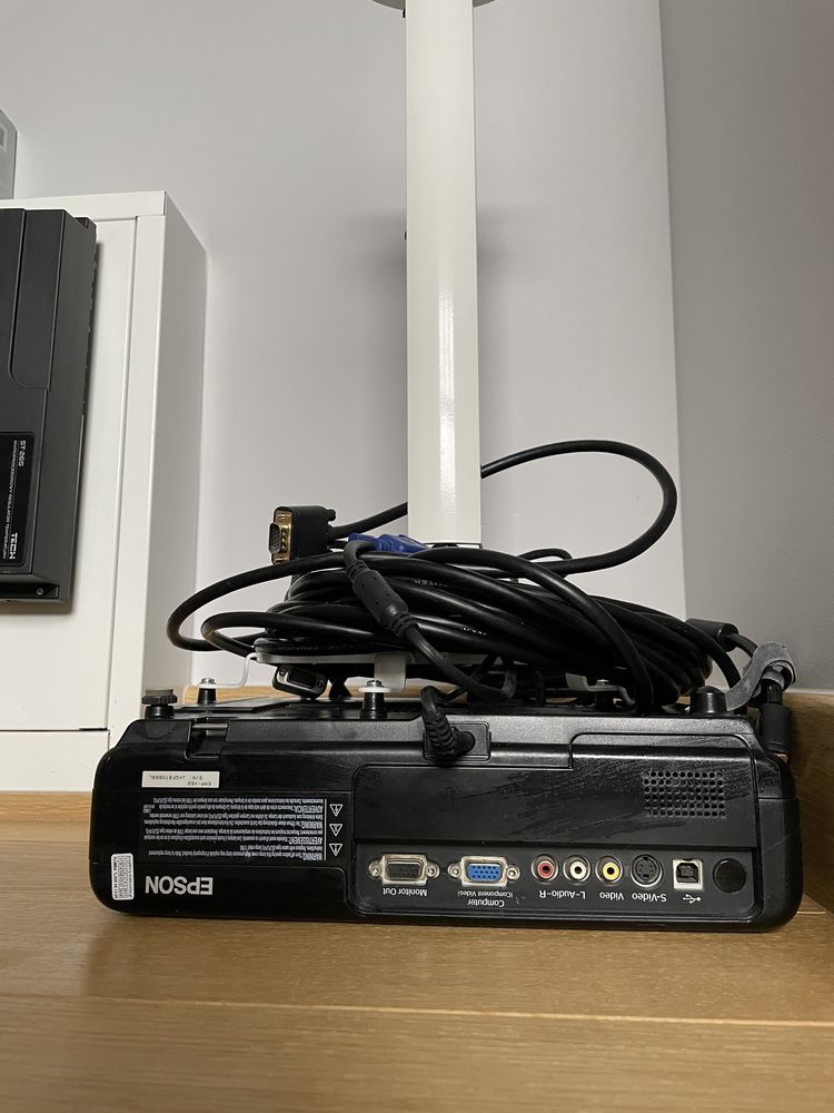 EPSON EMP-X52 projektor wraz z uchytem sufitowym