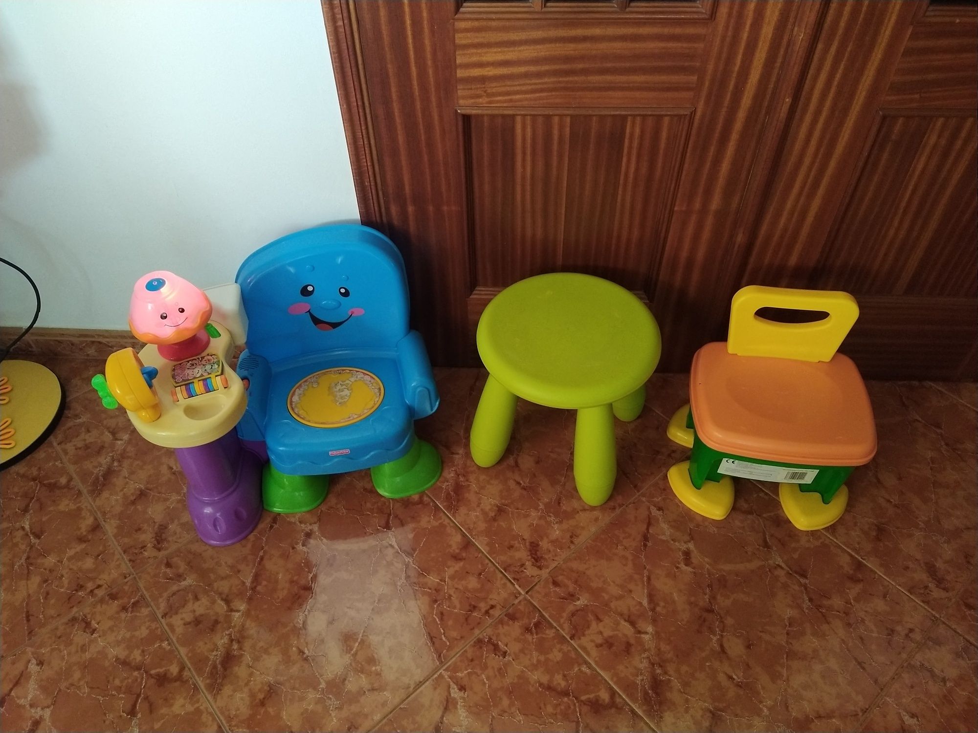 Brinquedos para bebé cadeira musical e bancos casa quarto cozinha.