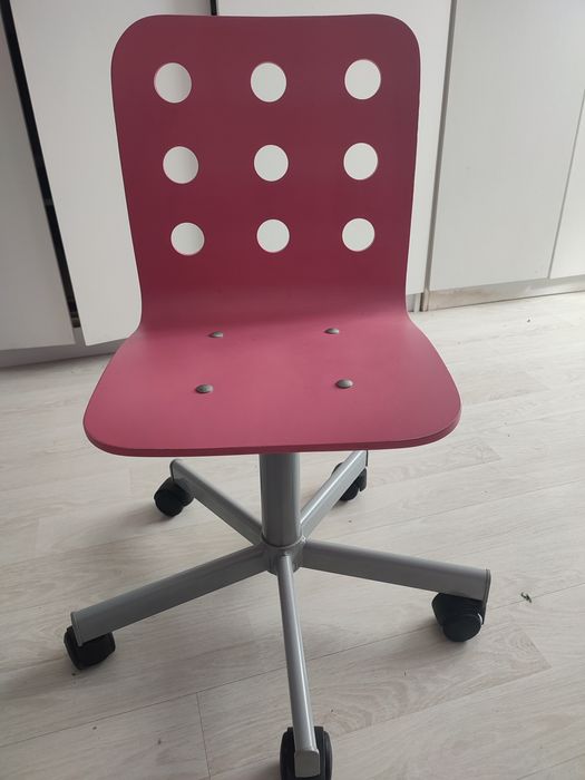 Różowe krzesło obrotowe do biurka