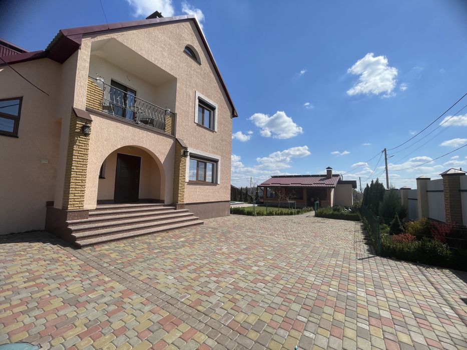 Елітний двоповерховий будинок з басейном та сонячними панелями