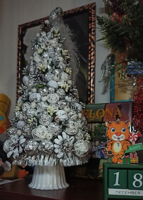 Ялинка , новорічний декор