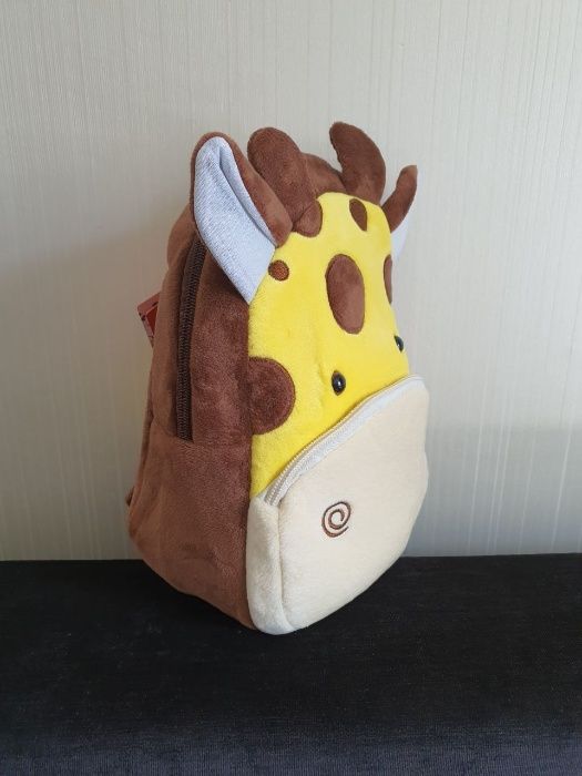 Яркий, красочный детский рюкзак жираф