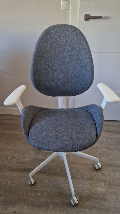 IKEA HATTEFJÄLL – wygodne krzesło biurowe z podłokietnikami