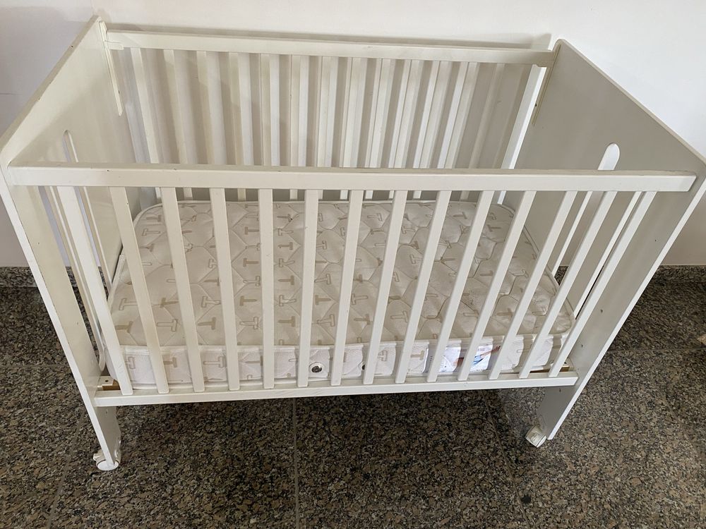 Cama de bebe  com colchao em muito bom estado