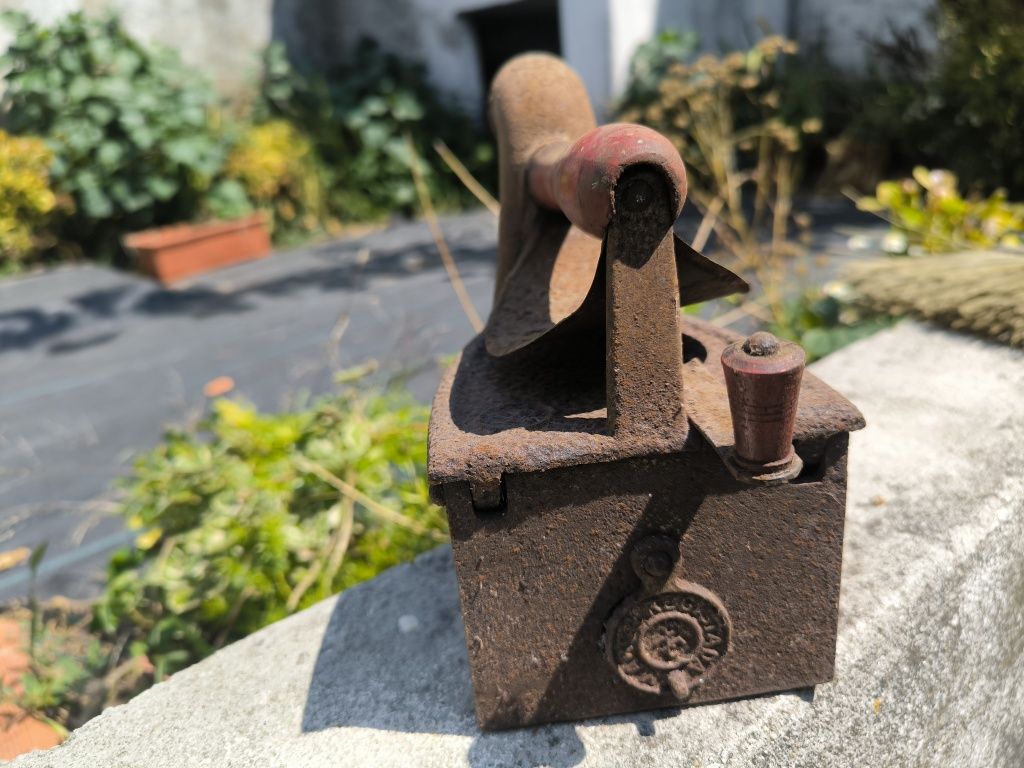 Ferro de engomar antigo / vintage