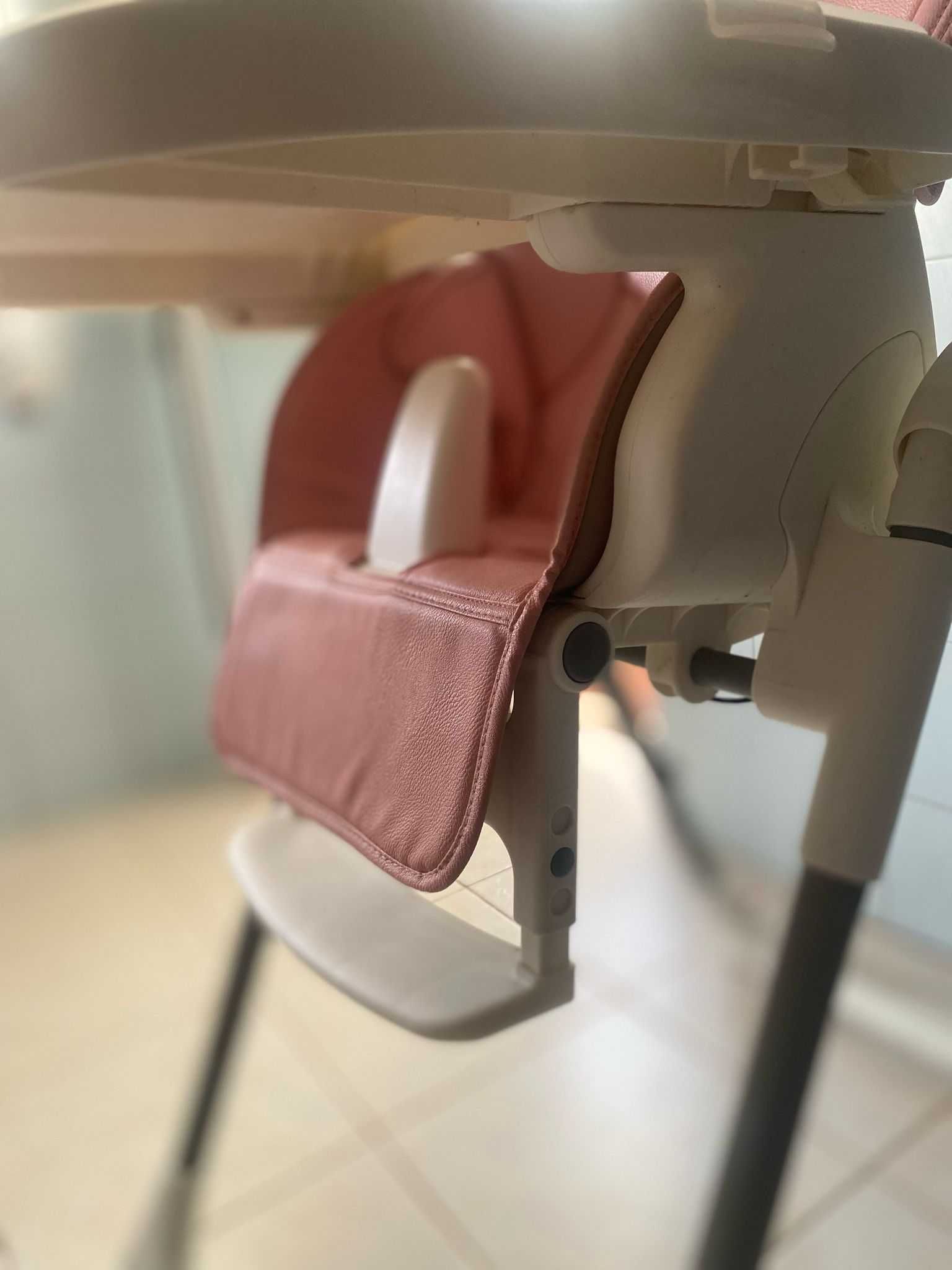 Cadeira de refeição ajustável e dobrável para bebé