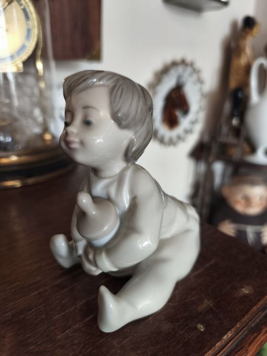 Nao Lladro dzieciaczek z butelką