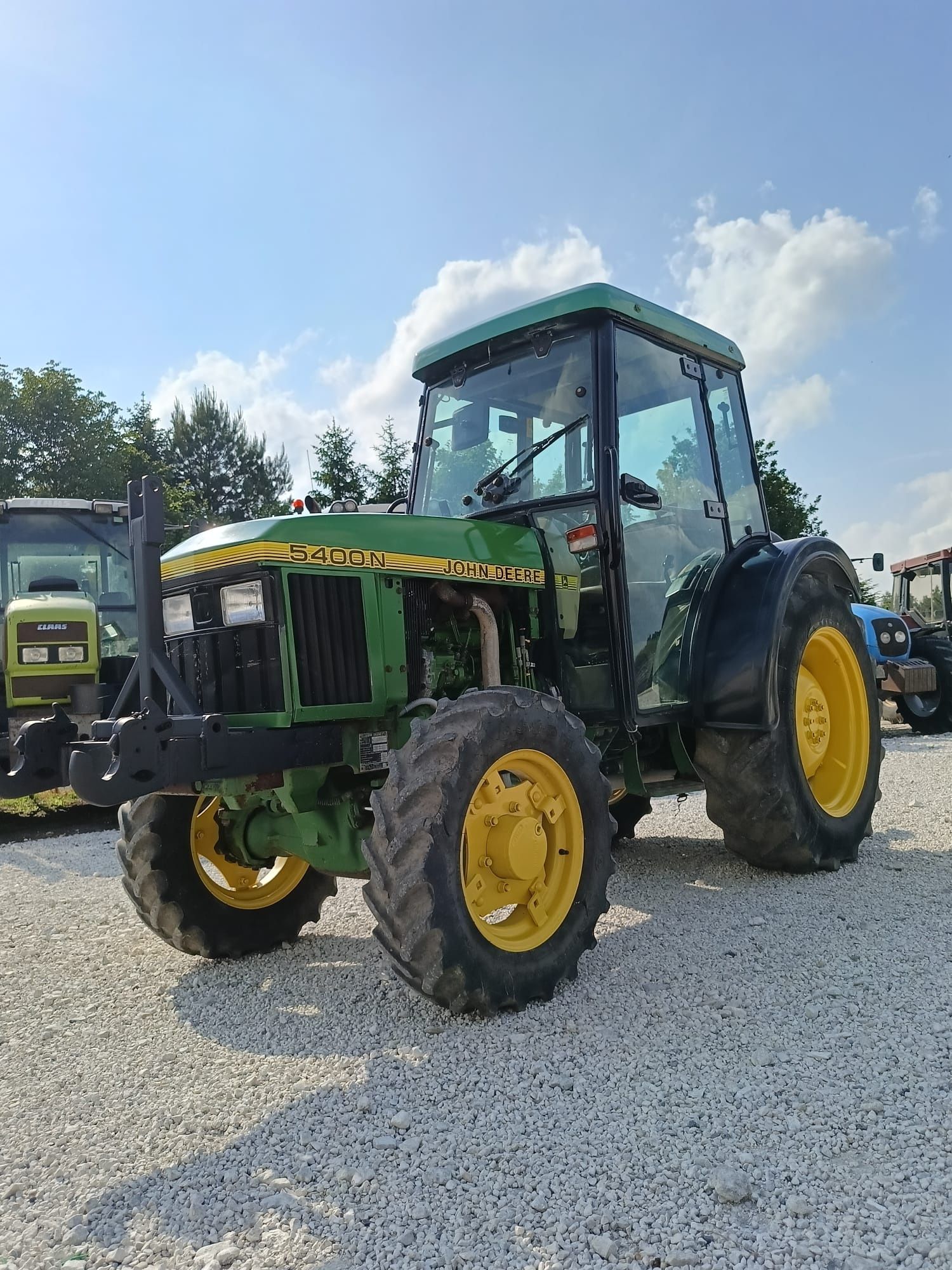 John Deere 5400N sadownik