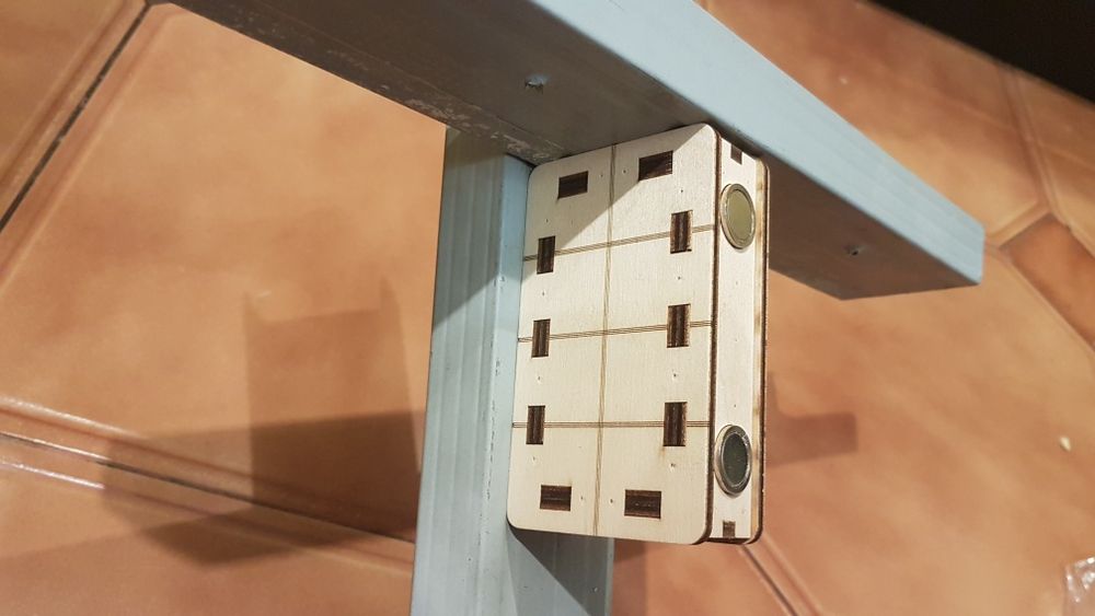 Приспособление магнит для помощи в монтаже гипсокартонных профилей.