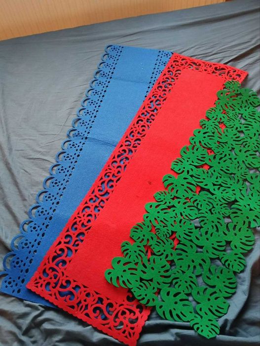 Trzy filcowe bieżniki na stół