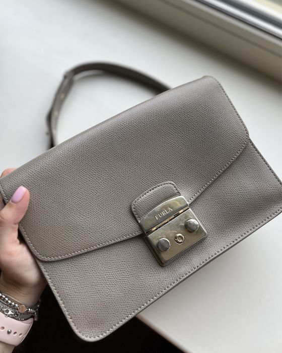 Бежево-сіра базова сумка на плече на ланцюжку Furla Metropolis Taupe