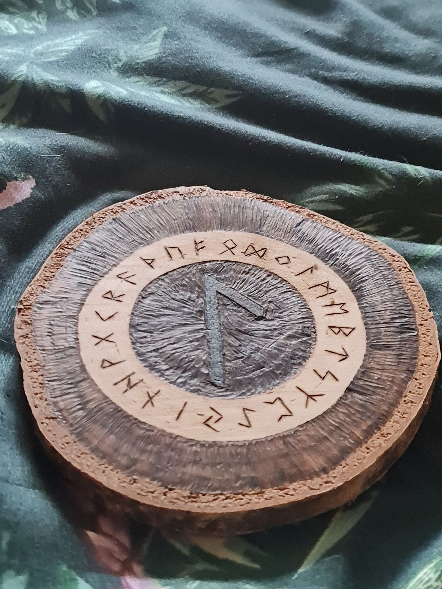 Rękodzieło - pirografia - runa Lauguz - Futhark