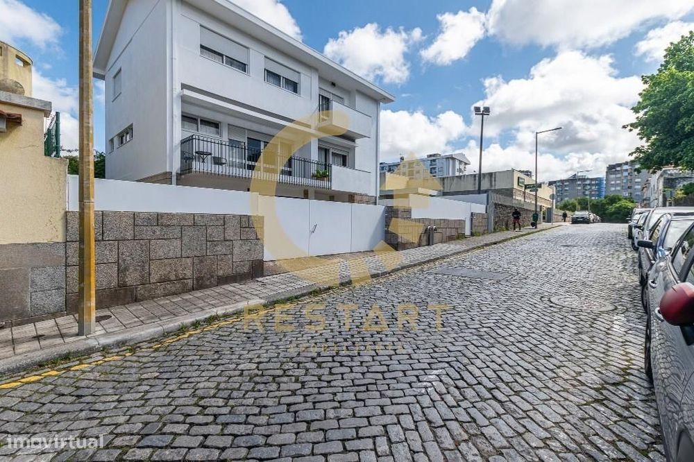 Moradia T11 Remodelada – Venda com Rendimento Garantido – Santa Luzia,