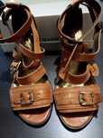 Sandalias pele castanhas com fivelas