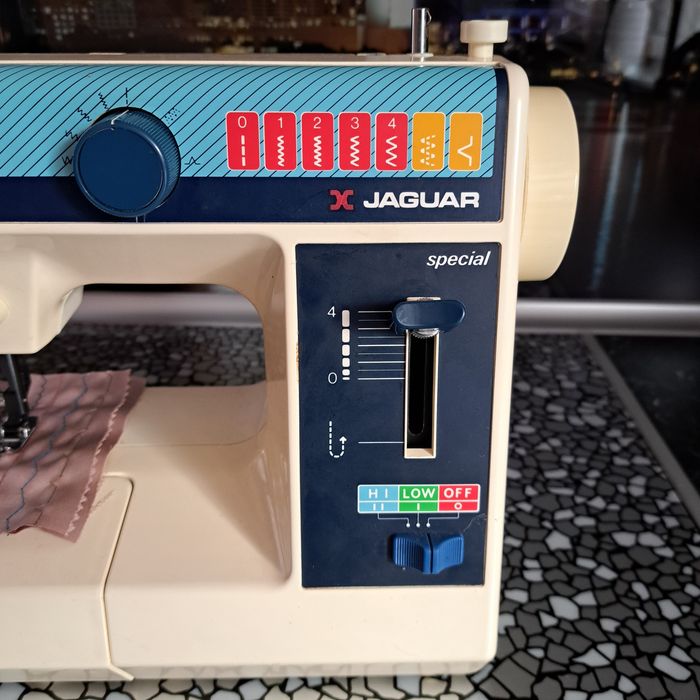 Продам  японську  швейну машинку  MINI  Jaguar