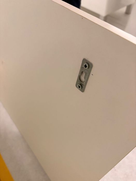 Espelho de casa de banho com candeeiro de iluminação.