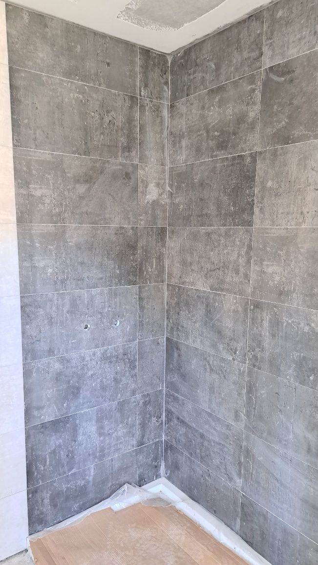 Vendo mosaicos cor bege e cor cinza escuro dimensão 30×60