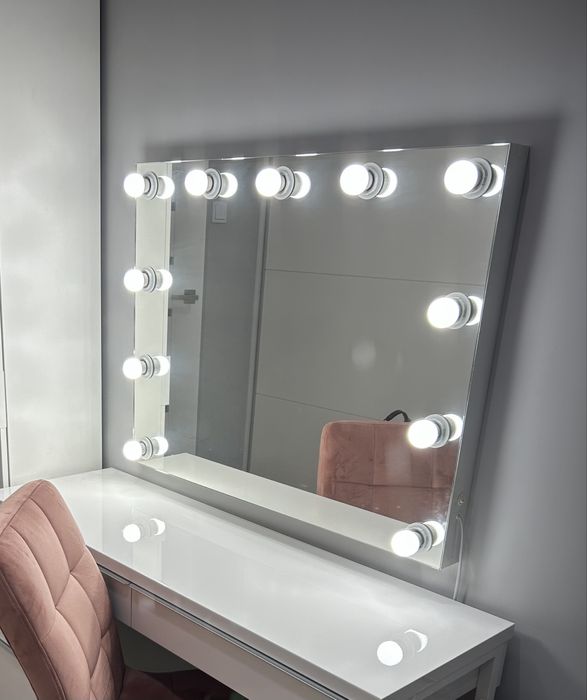 Duże lustro z oświetleniem, toaletka.