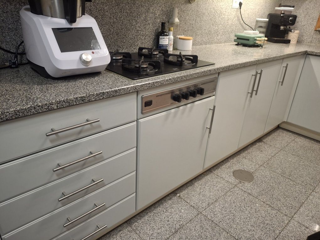 Cozinha completa com pedra em granito