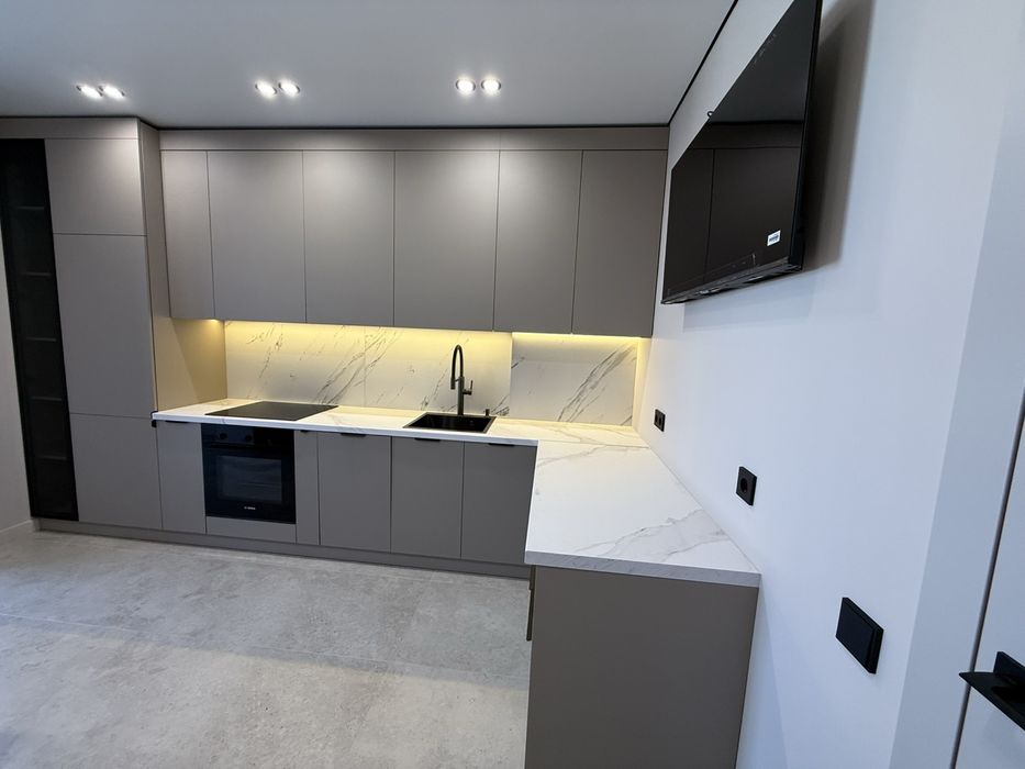 Продаж! Однокімнатна квартира з виглядом на озеро