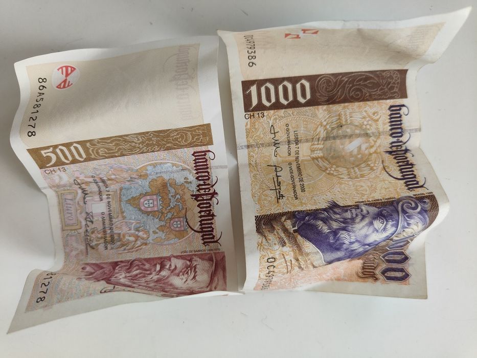 Moedas de escudos e duas notas