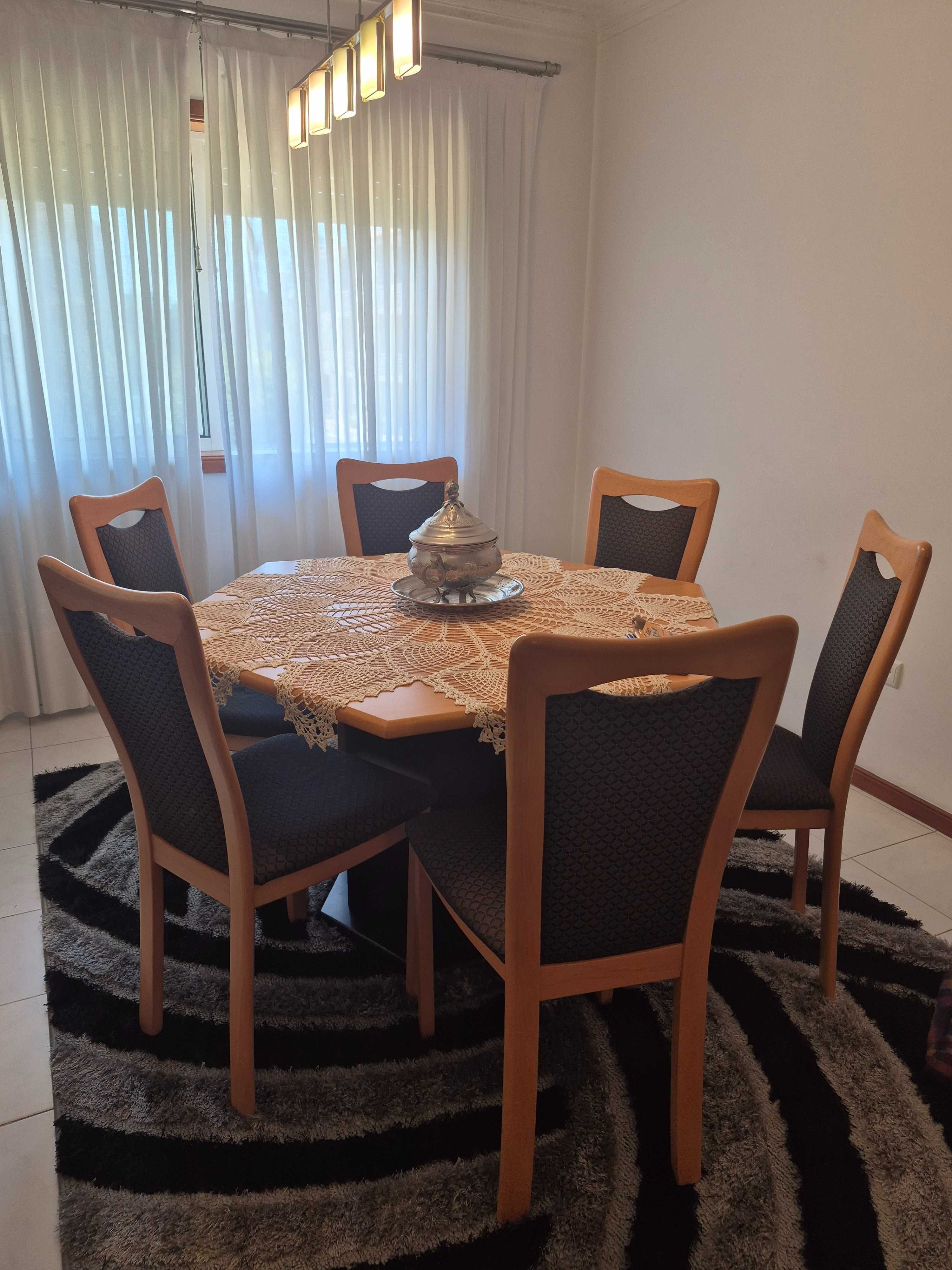 Mesa de sala de jantar extensível com 6 cadeiras - 250€.