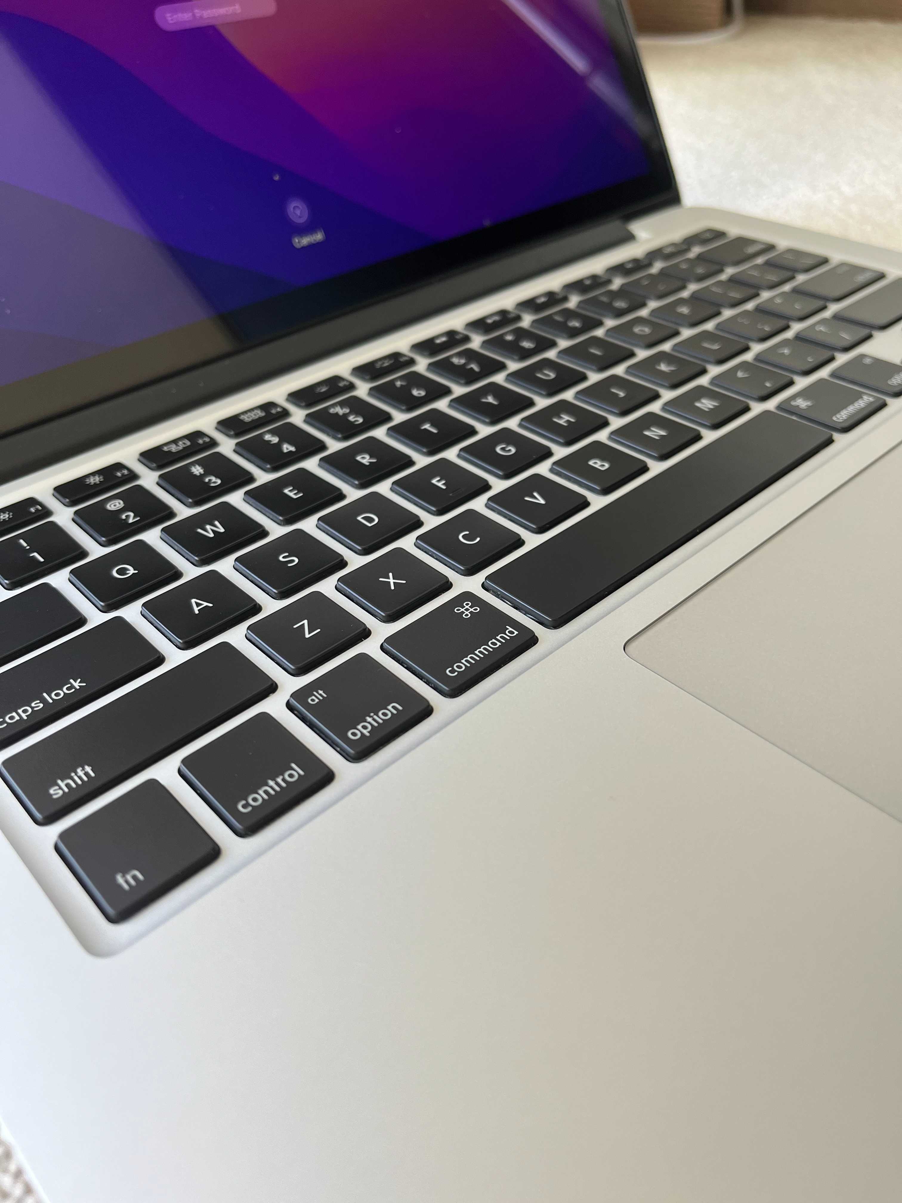 Macbook Pro 13" 2015: Intel Core i5 2.7GHz / 16 RAM / 256 SSD (супер)