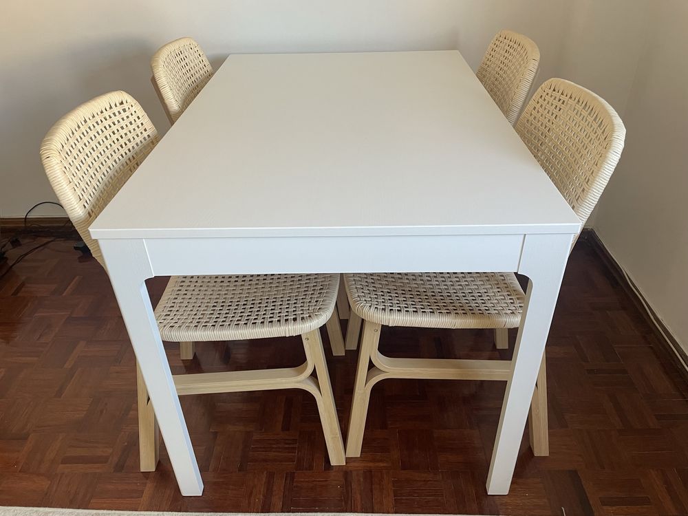 Conjunto mesa e cadeiras (ou apenas mesa ou cadeiras)