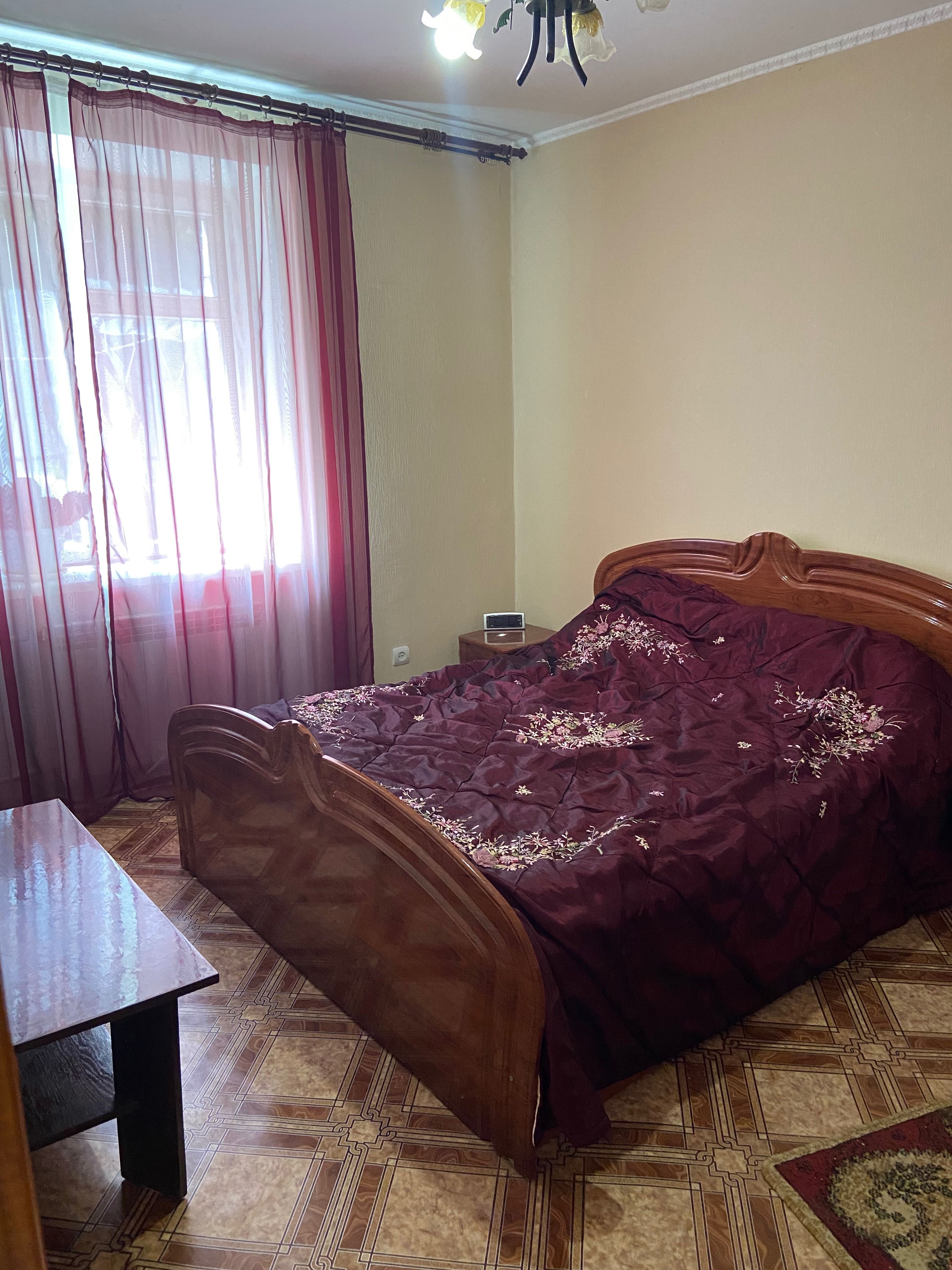 Продається 4-х кімнатна квартира в центрі міста Монастирище