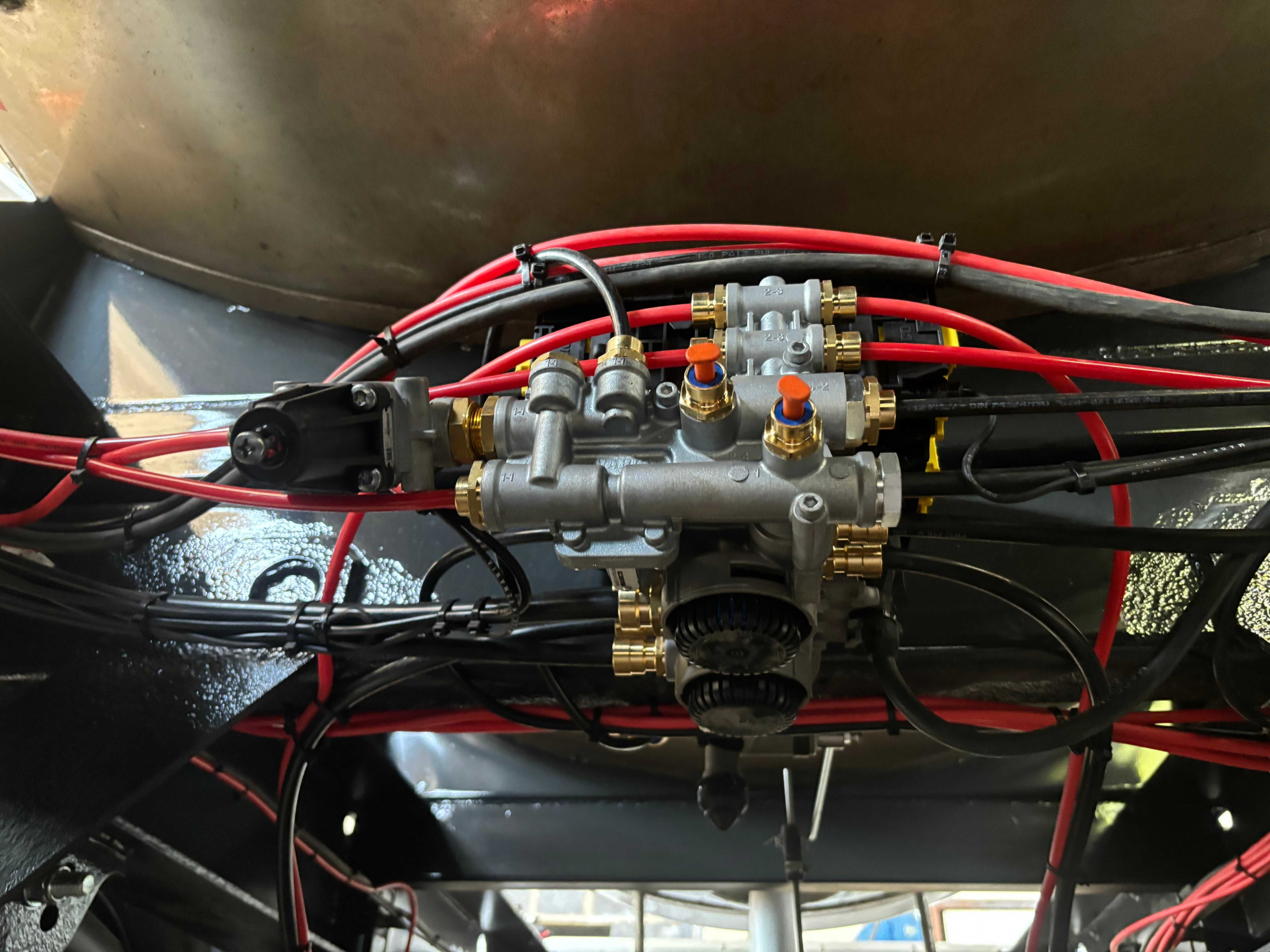 Naczepa cysterna chemiczna L4BH NOWA