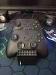 Dwa pady kontrolery Xbox series S/X + stacja ładującą