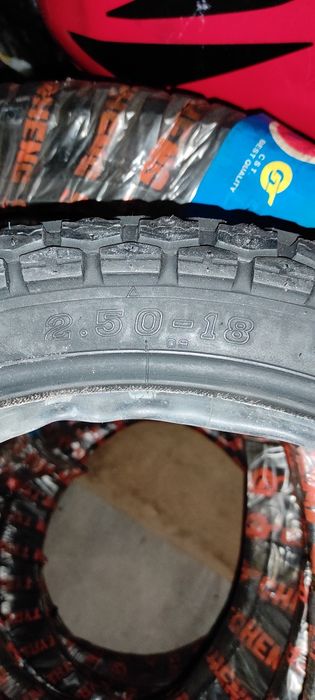 Pneus 2.50x18 novos com câmara de ar