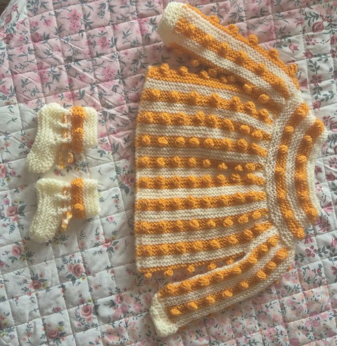 Casaco de malha feito a mão com carapins