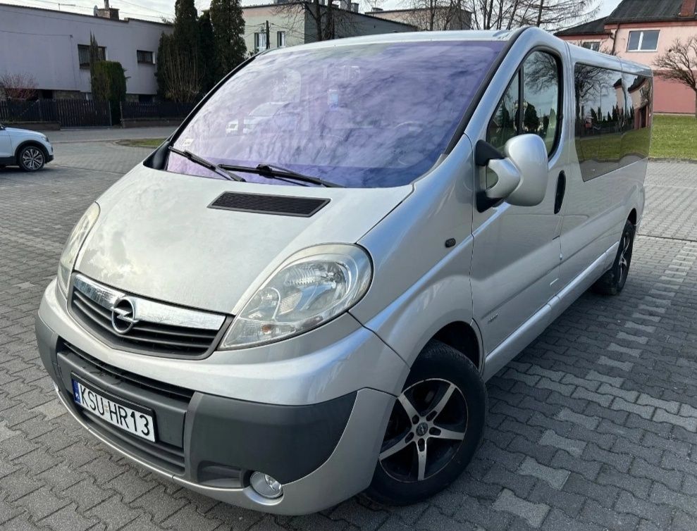 Авто Opel Vivaro 2.5