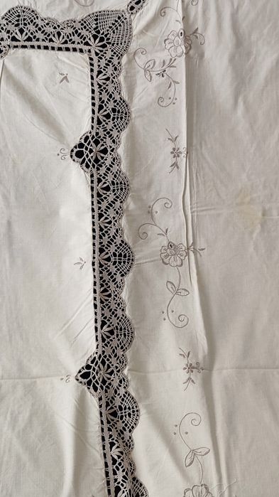 Toalha de mesa retangular bordada e com renda