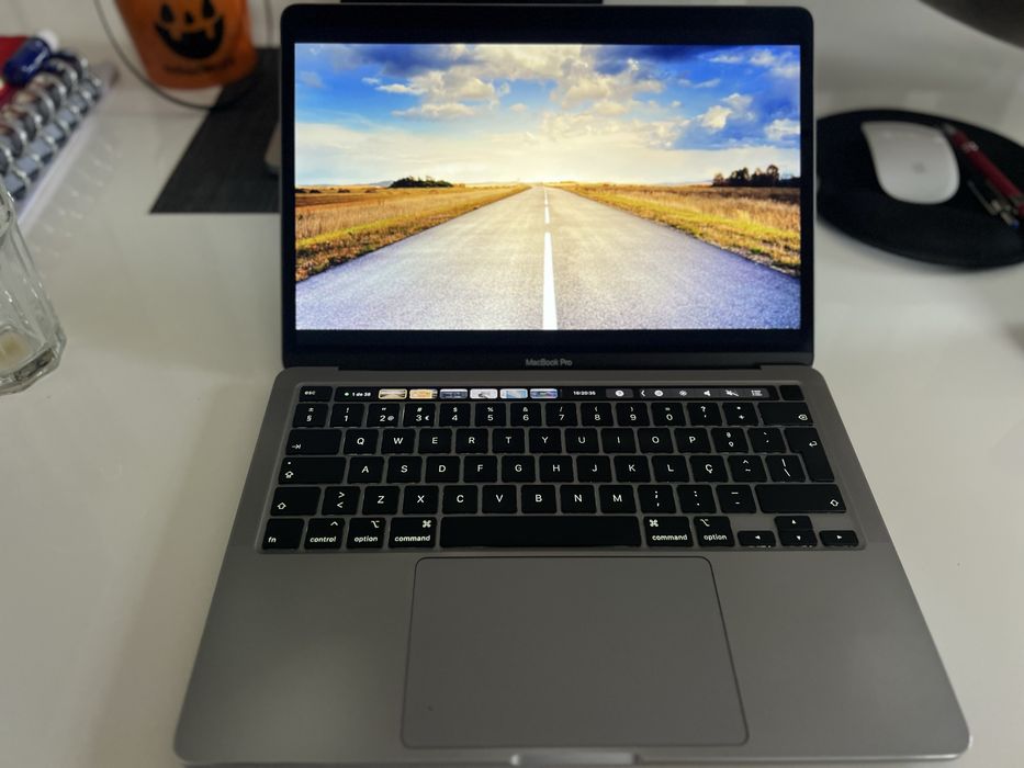 MacBook Pro 13” (2020, Intel i5 Quad-Core) Touch Bar