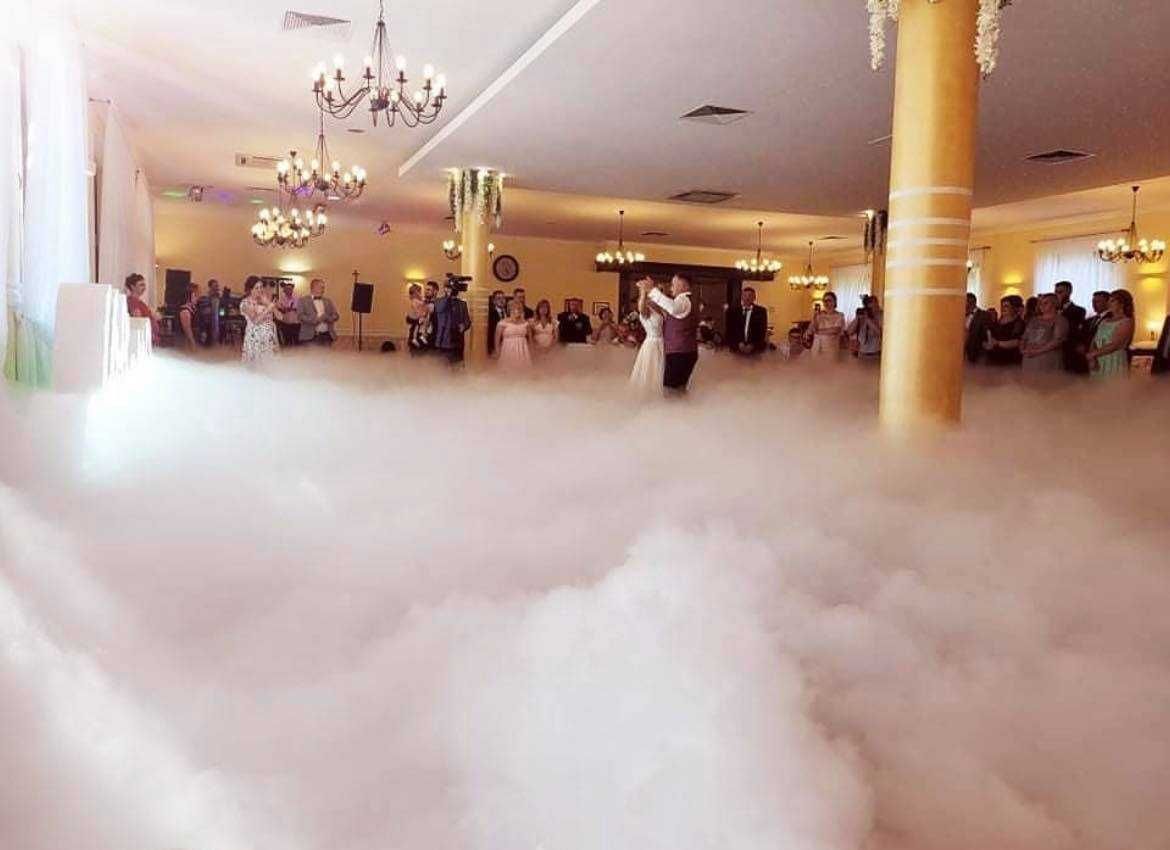Gęsty ciężki dym pierwszy taniec w chmurach l Fontanny iskier