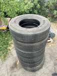 Pneus 9.5r17.5 para camião 4 usados + 2 quase novos.