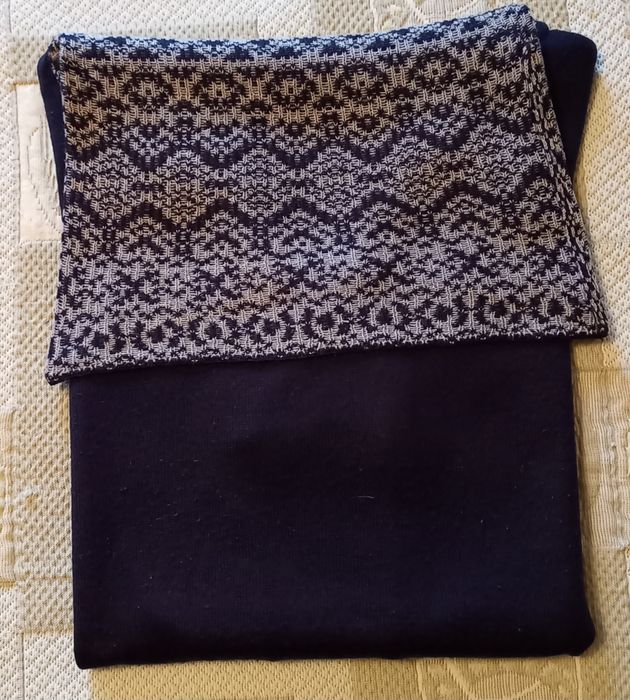 Camisola azul escuro em malha fina