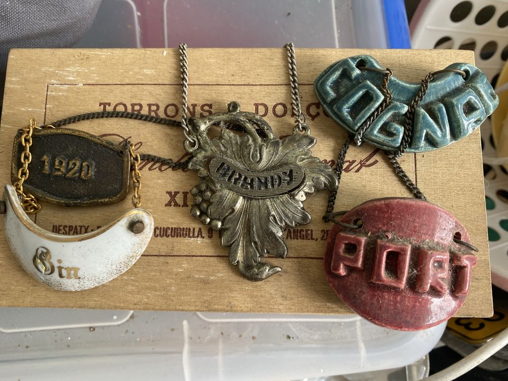 Placas identificativas para garrafas de bebidas