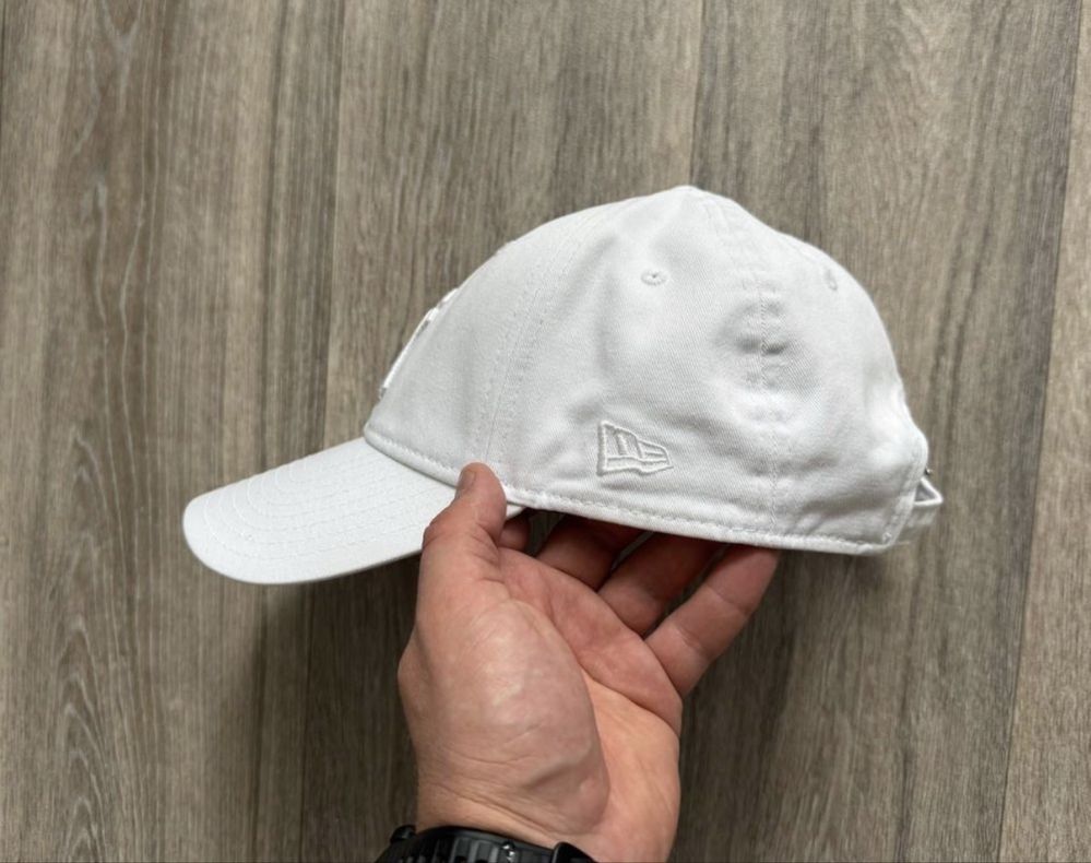 Чоловіча біла кепка New Era