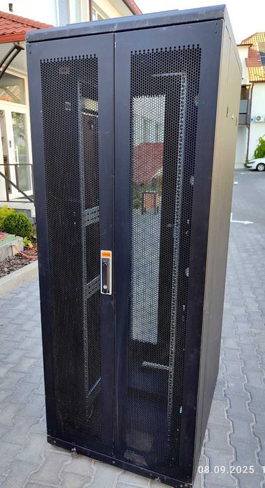 Серверна шафа ESTAP 19" 42U 800x1000мм перфор. двері, на колесиках