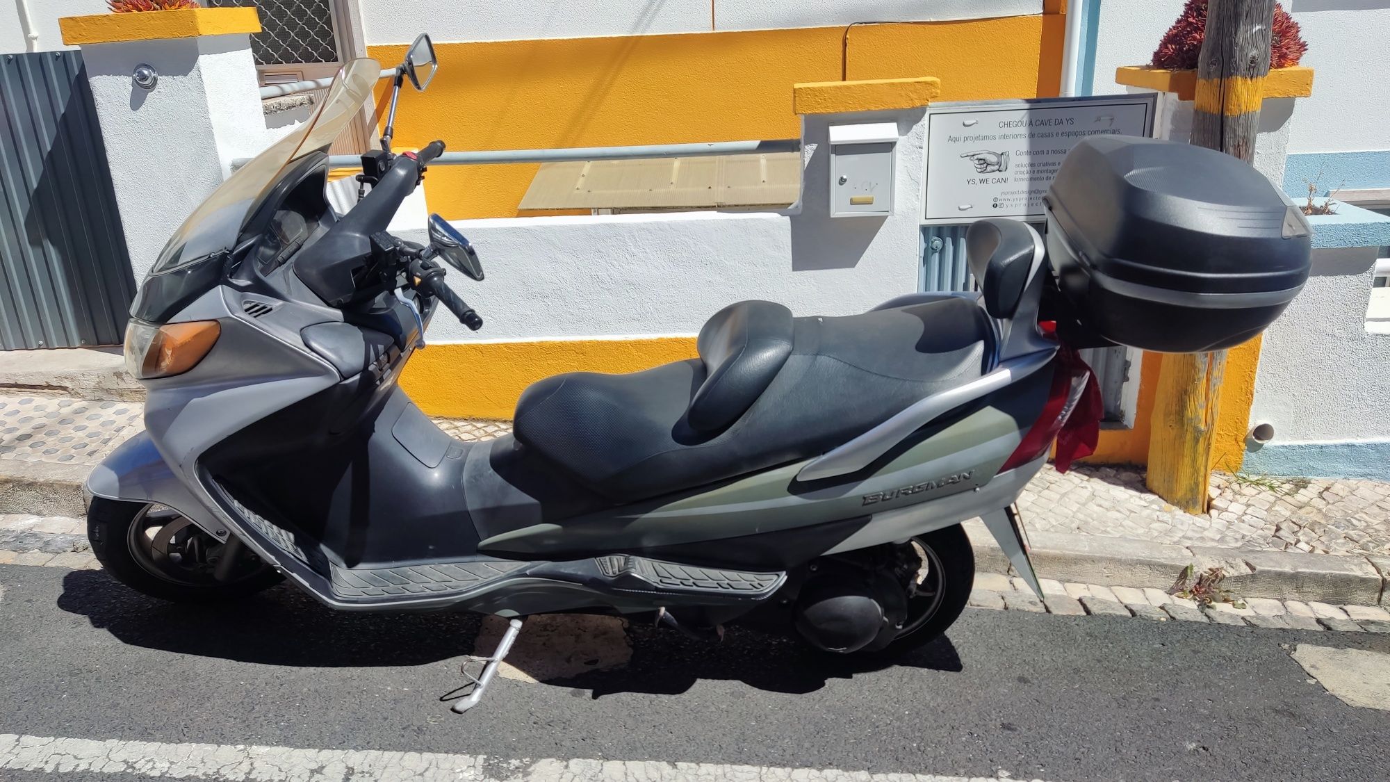 Burgman 400cc 
Mota bem estimada guardada sempre na garagem.
Só pega