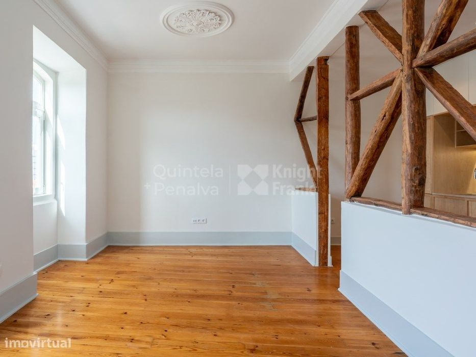 Apartamento T2 renovado com luz natural situado em Alcântara