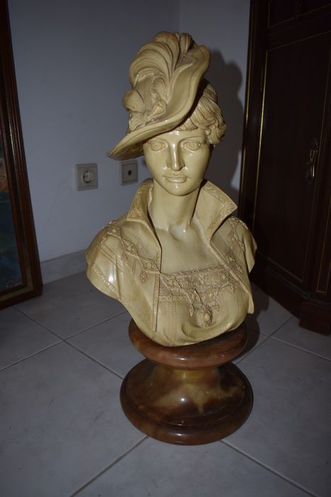 Busto em mármore/alabastro