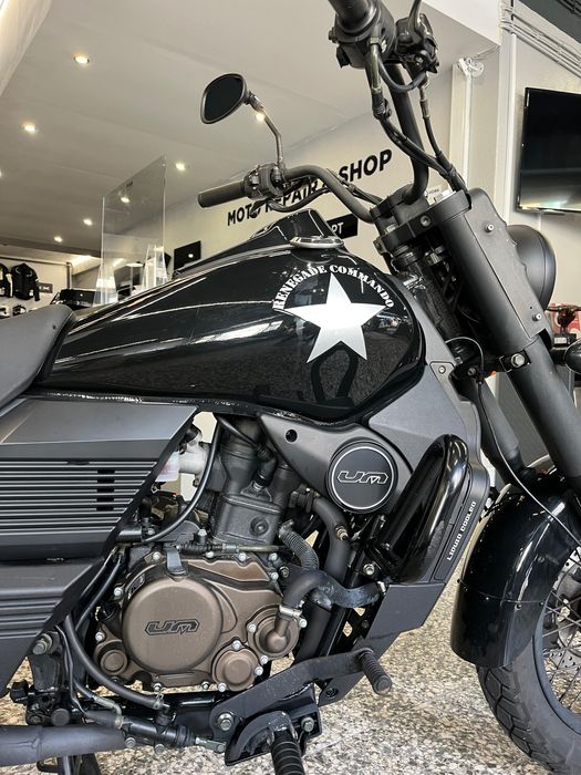 UM Renegade Commando 125 cc Uma cruiser Americana de estilo